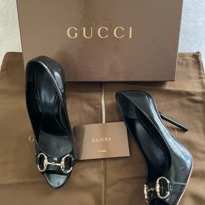 Gucci vernice open toe pump!